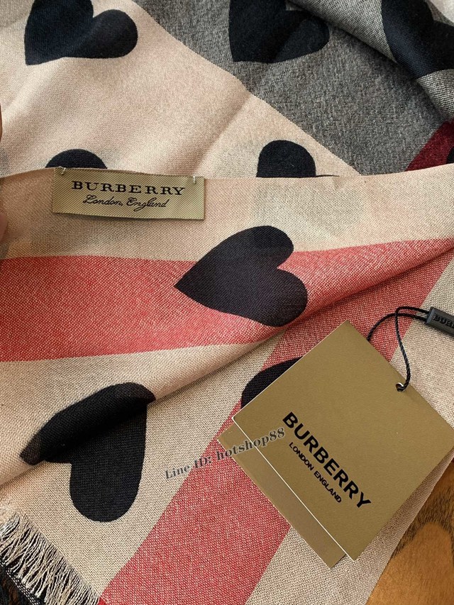 BURBERRY專櫃新款巴寶莉心型圖案羊絨圍巾 mmyj1630